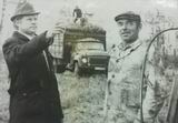 Директор совхоза «Комиссаровский» Алексей Петрович Сёмин и тракторист Пётр Васильевич Гоменюк (слева направо)